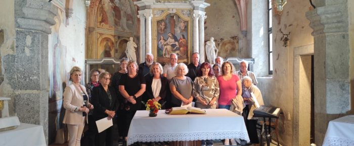 Mešani pevski zbor s petjem obogatil vaško opasilo v Dolenji vasi